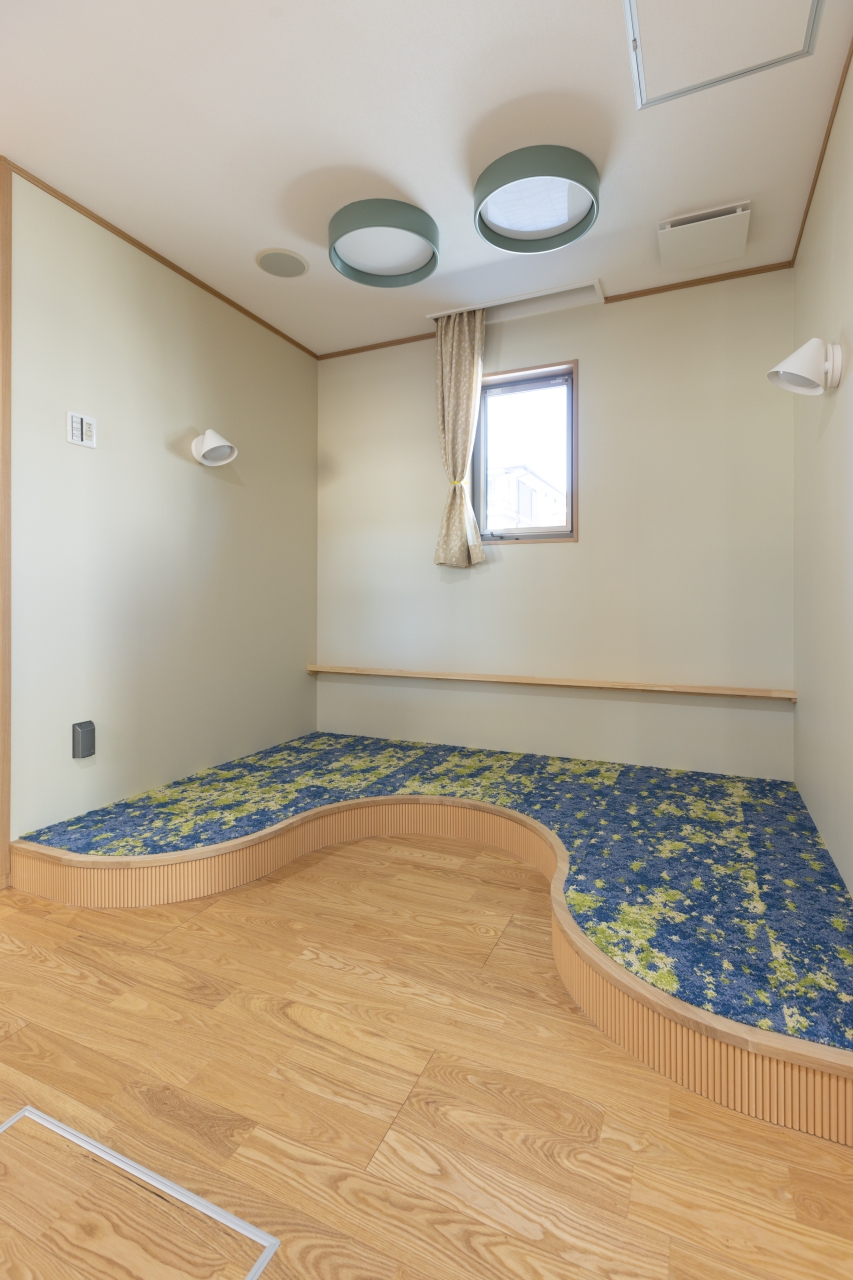 保育施設採用メッセージキッズ突き板アッシュのフローリング画像