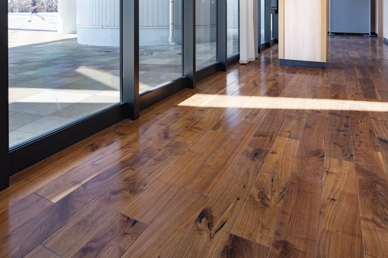 公共施設採用メッセージハード挽き板ラスティック無遮音ブラックウォルナットのフローリング画像