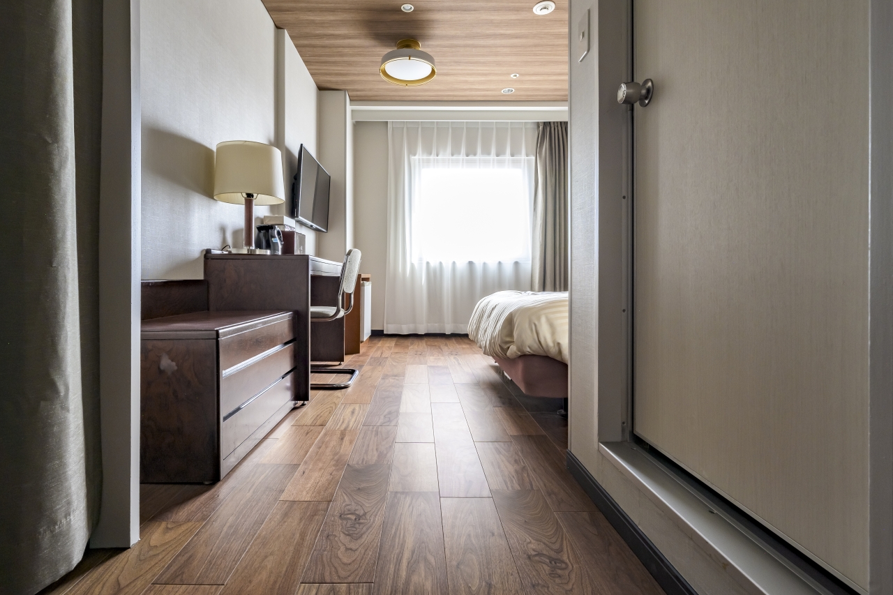 宿泊施設採用メッセージホテル突き板LL-45ブラックウォルナットのフローリング画像