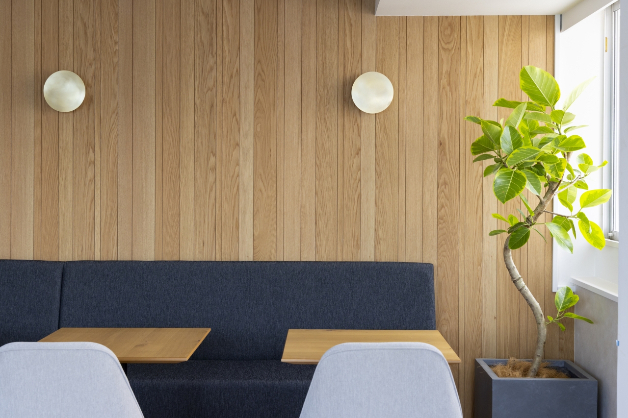 オフィス採用メッセージオフィス突き板オークのフローリング画像・the wallオークの壁材画像