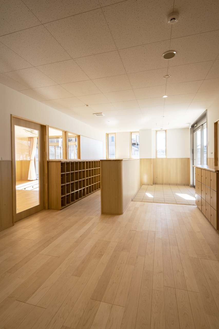 保育施設採用メッセージキッズ挽き板ハードメイプルのフローリング画像