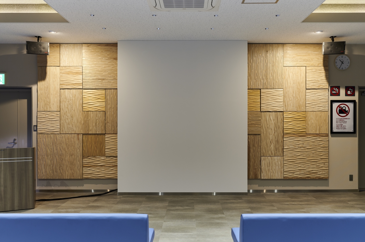 公共施設採用thewall桧無垢挽き板Qタイプの壁材画像