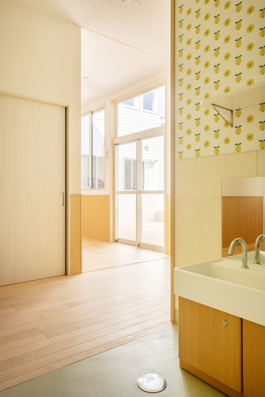 保育施設採用メッセージキッズ挽き板ハードメイプルのフローリング画像