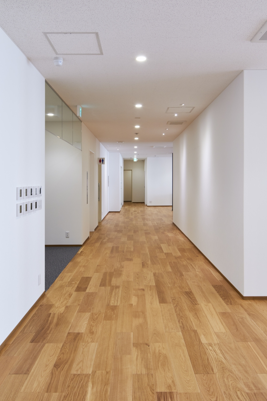 オフィス採用メッセージハード挽き板オークのフローリング画像