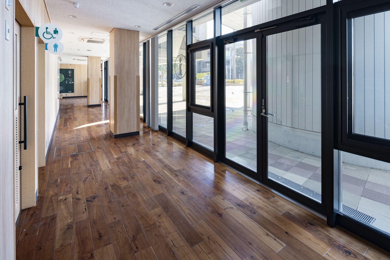 公共施設採用メッセージハード挽き板ラスティック無遮音ブラックウォルナットのフローリング画像