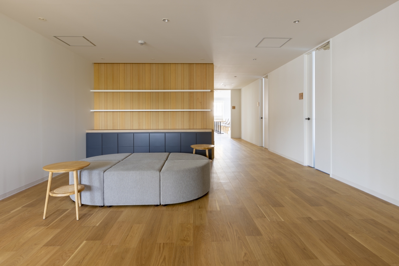 オフィス採用メッセージオフィス突き板オークのフローリング画像・the wallヘムロックの壁材画像