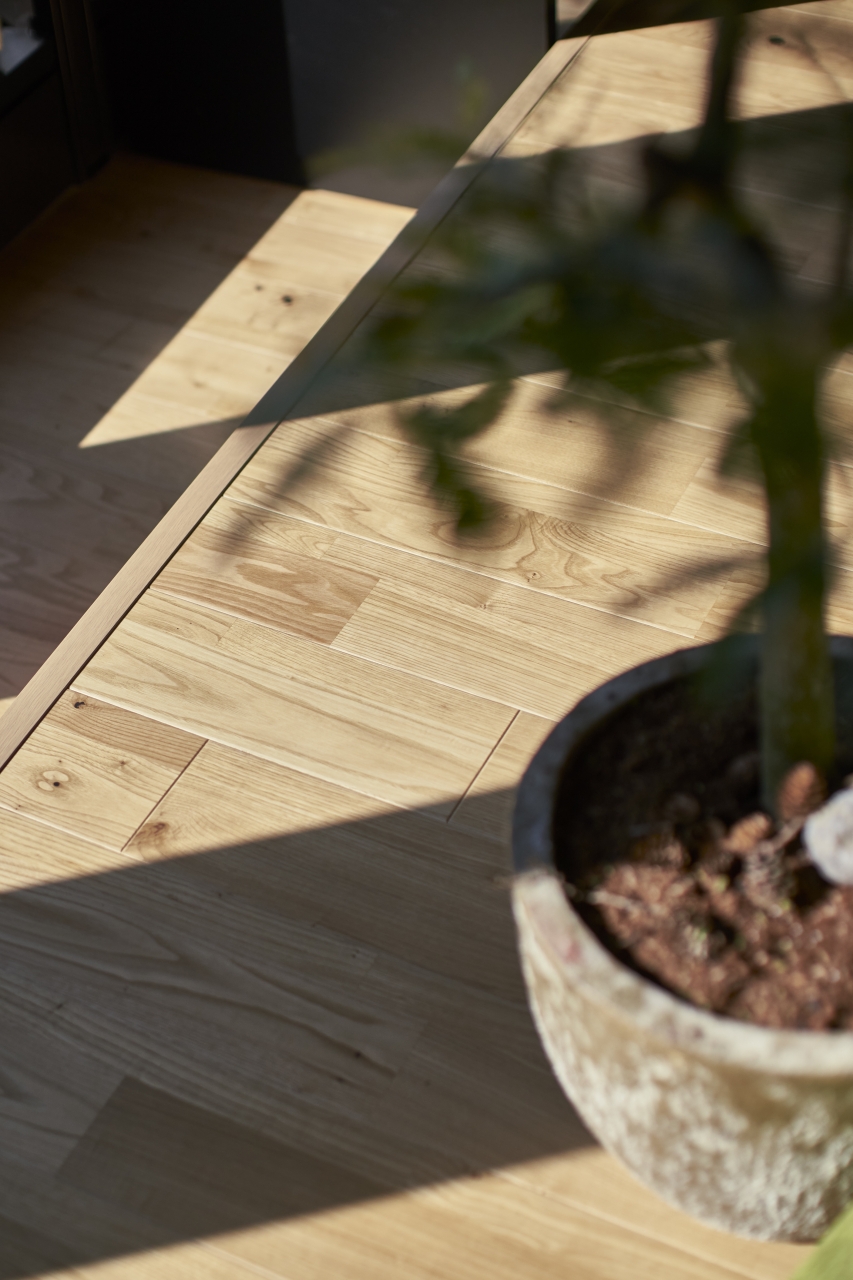 オフィス採用ライブナチュラルプレミアムオール国産材・栗のフローリング画像