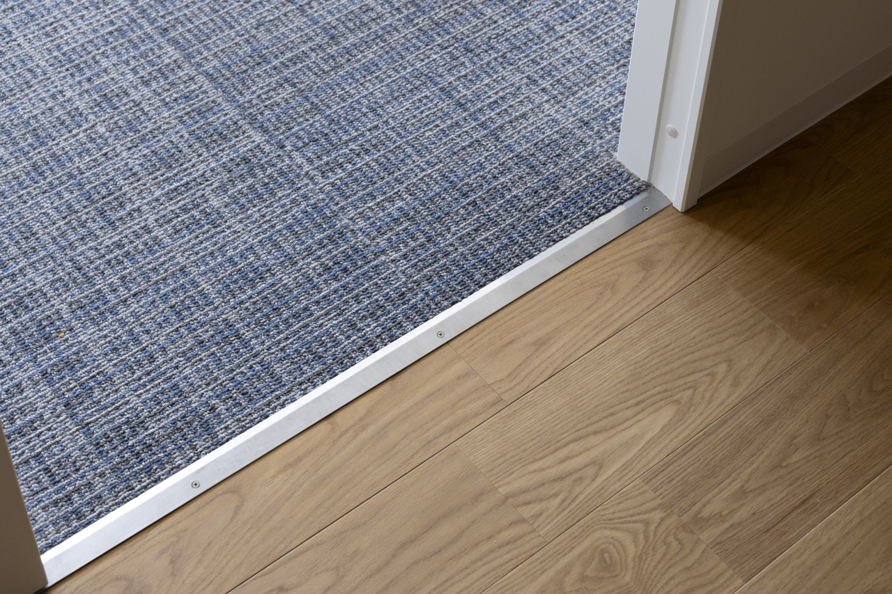 オフィス採用メッセージオフィス突き板オークのフローリング画像