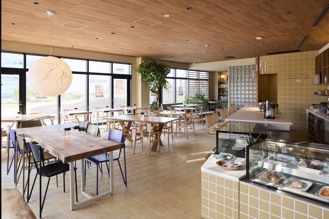 カフェ採用のthe wallブラックチェリー 突き板Rタイプ150㎜ピッチの天井材画像