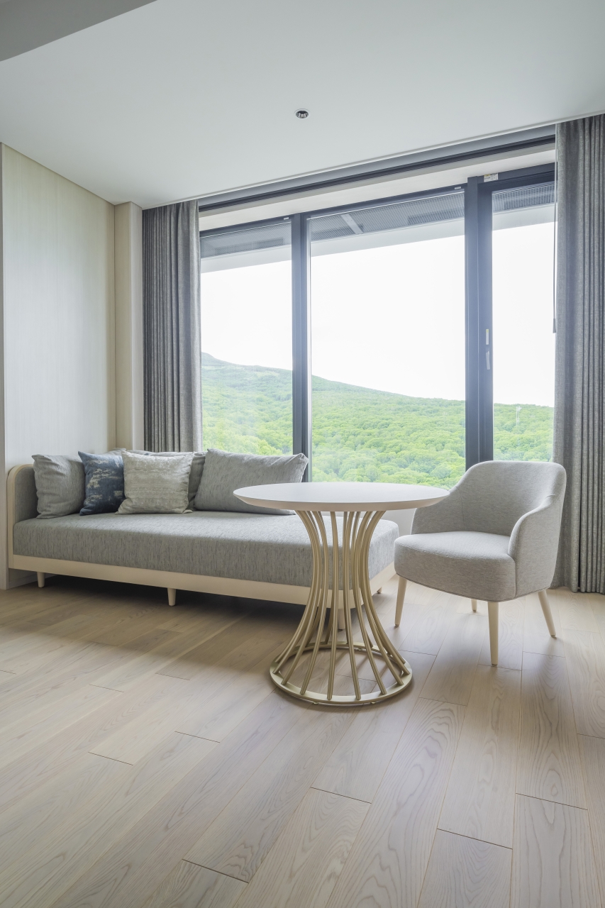 宿泊施設採用メッセージオーダー挽き板ボーダータイプオークホワイト色のフローリング画像