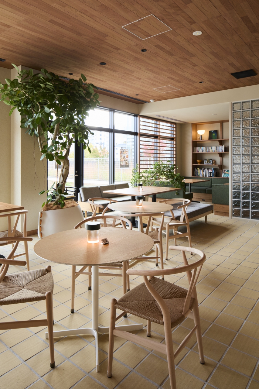 カフェ採用のthe wallブラックチェリー 突き板Rタイプ150㎜ピッチの天井材画像