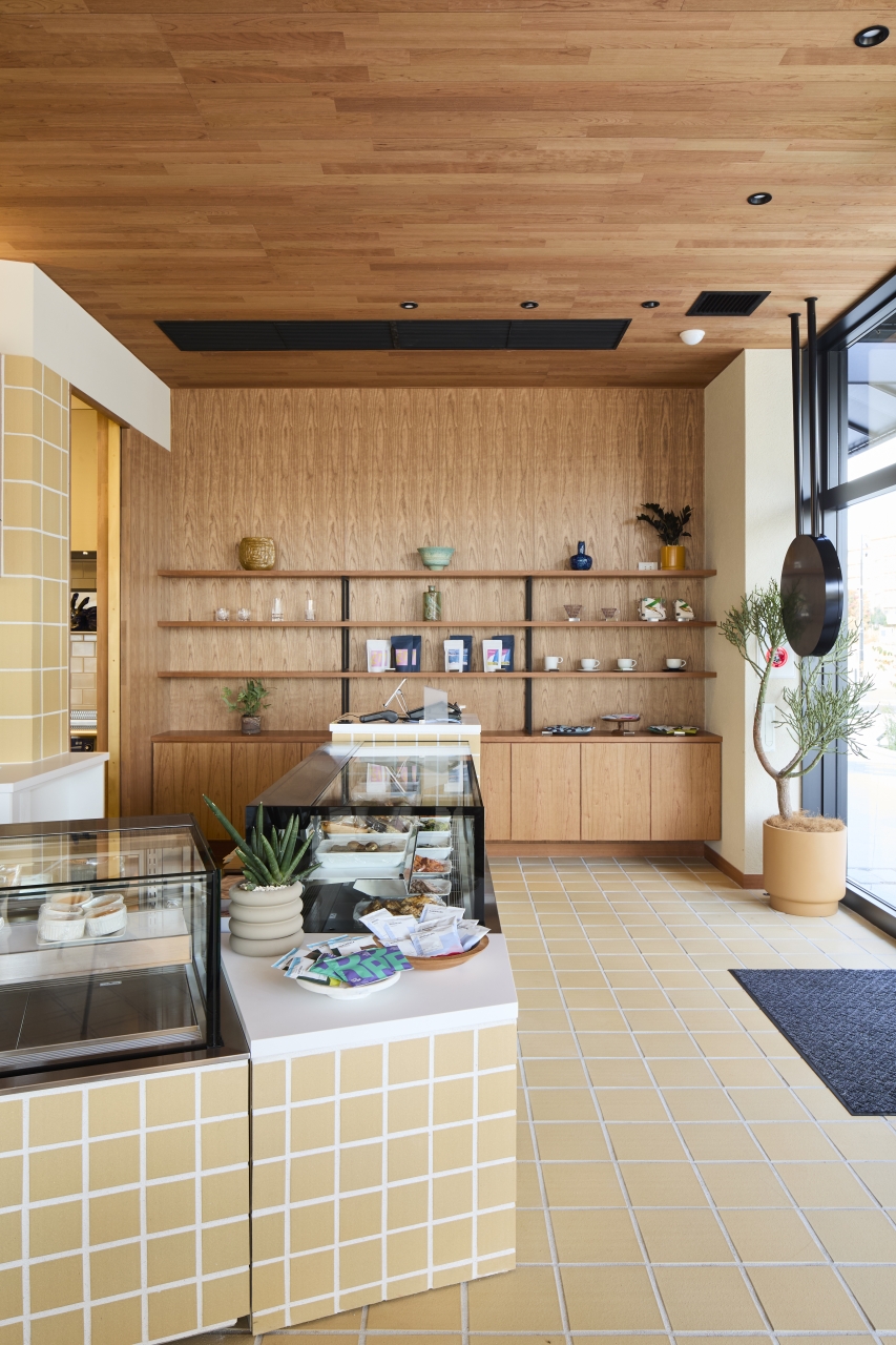 カフェ採用のthe wallブラックチェリー 突き板Rタイプ150㎜ピッチの天井材画像