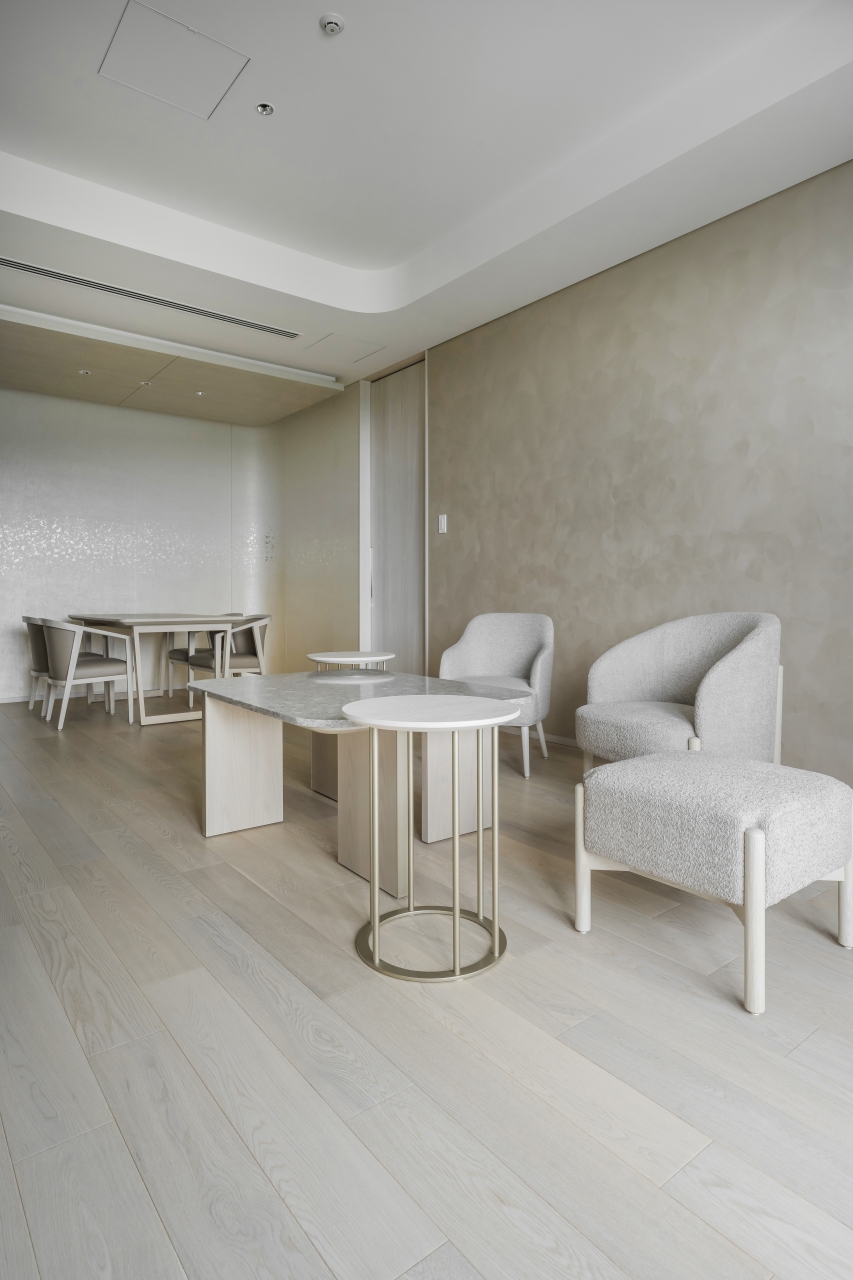 宿泊施設採用メッセージオーダー挽き板ボーダータイプオークホワイト色のフローリング画像