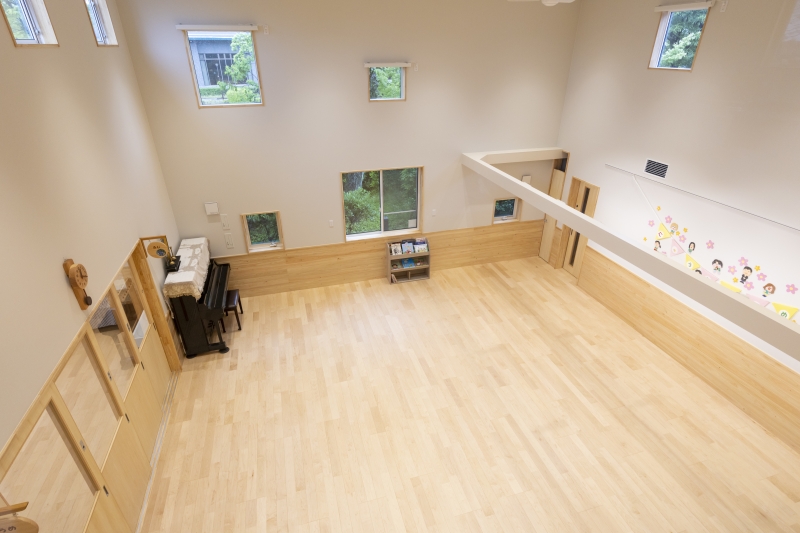 保育園採用メッセージキッズ挽き板ハードメイプルのフローリング写真