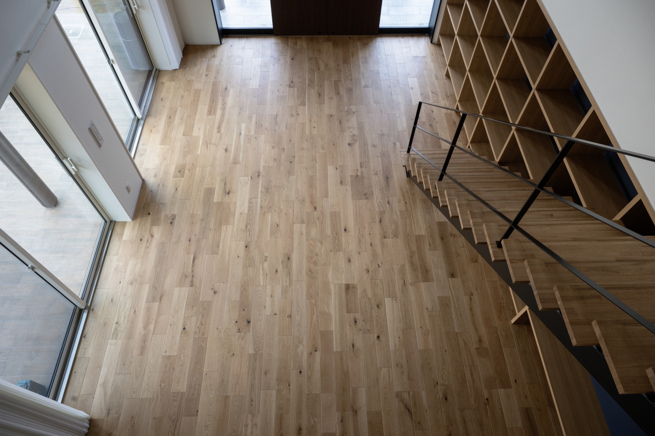 高齢者施設採用メッセージハード挽き板オークのフローリング画像