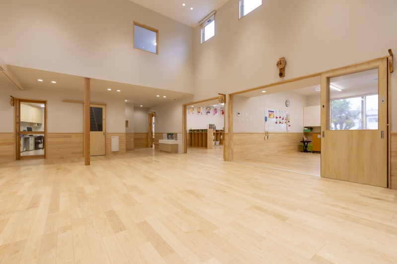 保育園採用メッセージキッズ挽き板ハードメイプルのフローリング写真