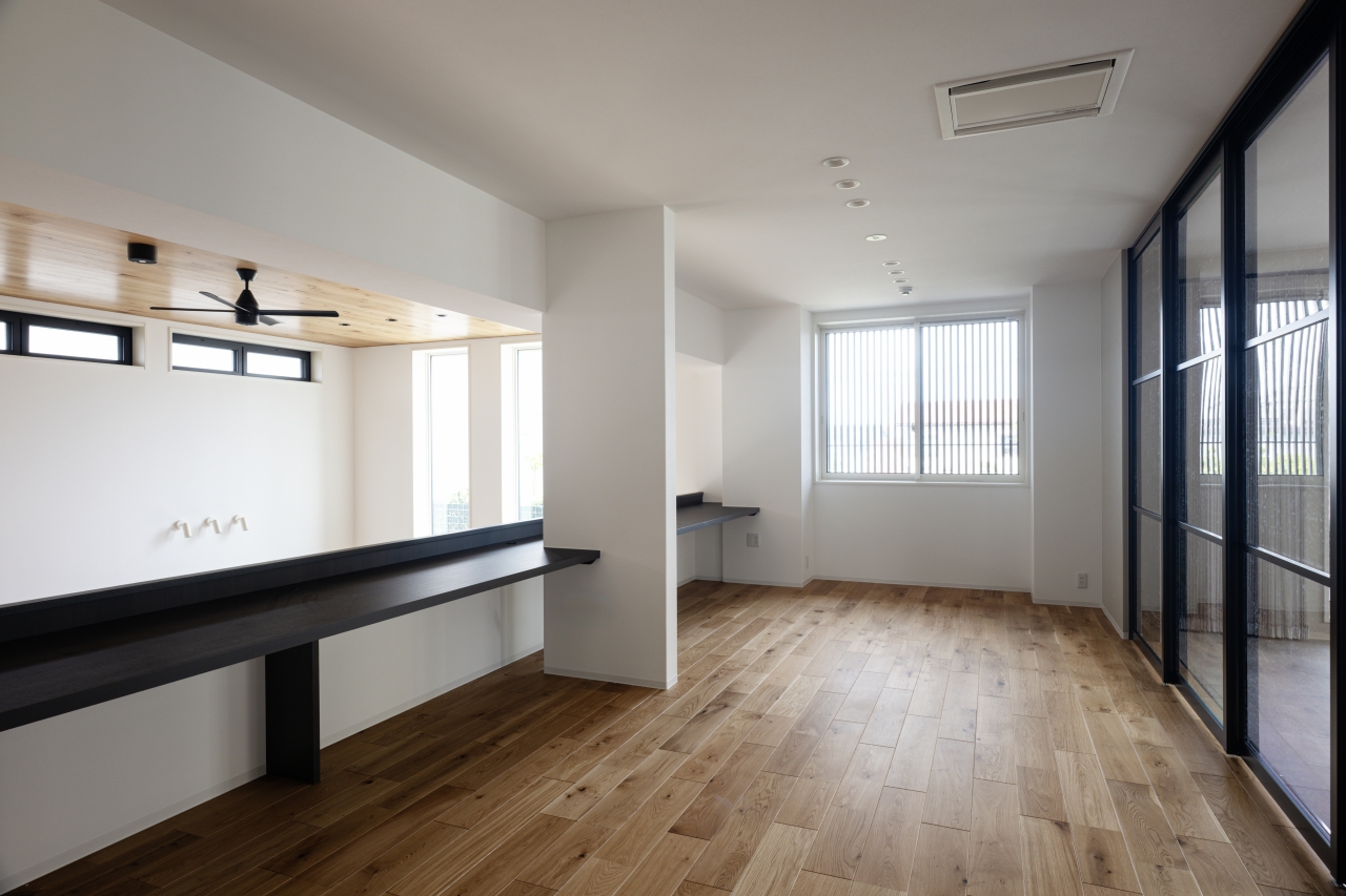 高齢者施設採用メッセージハード挽き板オークのフローリング画像