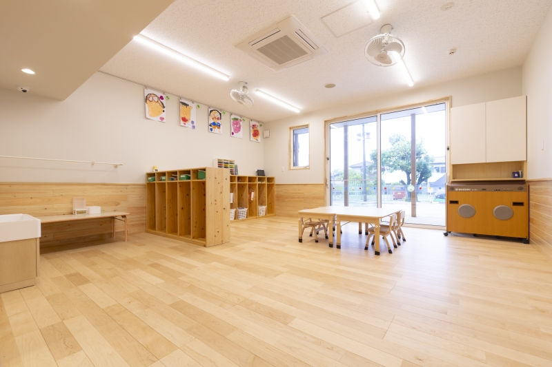 保育園採用メッセージキッズ挽き板ハードメイプルのフローリング写真