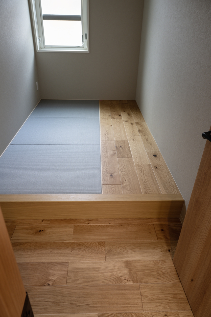 高齢者施設採用メッセージハード挽き板オークのフローリング画像