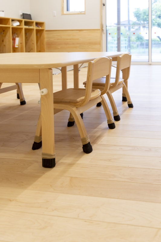 保育園採用メッセージキッズ挽き板ハードメイプルのフローリング写真