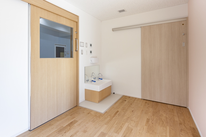 保育施設採用メッセージハードオール国産材 挽き板栗のフローリング画像